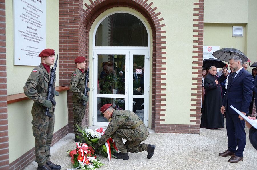 Jaroszowiec. Uroczystość odsłonięcia tablicy poświęconej Ignacemu Mościckiemu. Fot. Janusz Ślęzak (IPN)