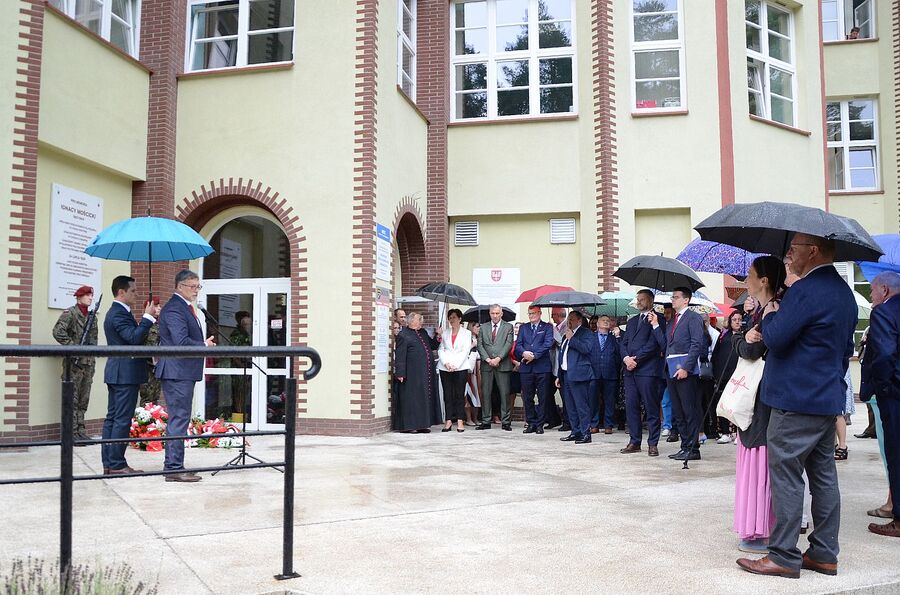 Jaroszowiec. Uroczystość odsłonięcia tablicy poświęconej Ignacemu Mościckiemu. Fot. Janusz Ślęzak (IPN)