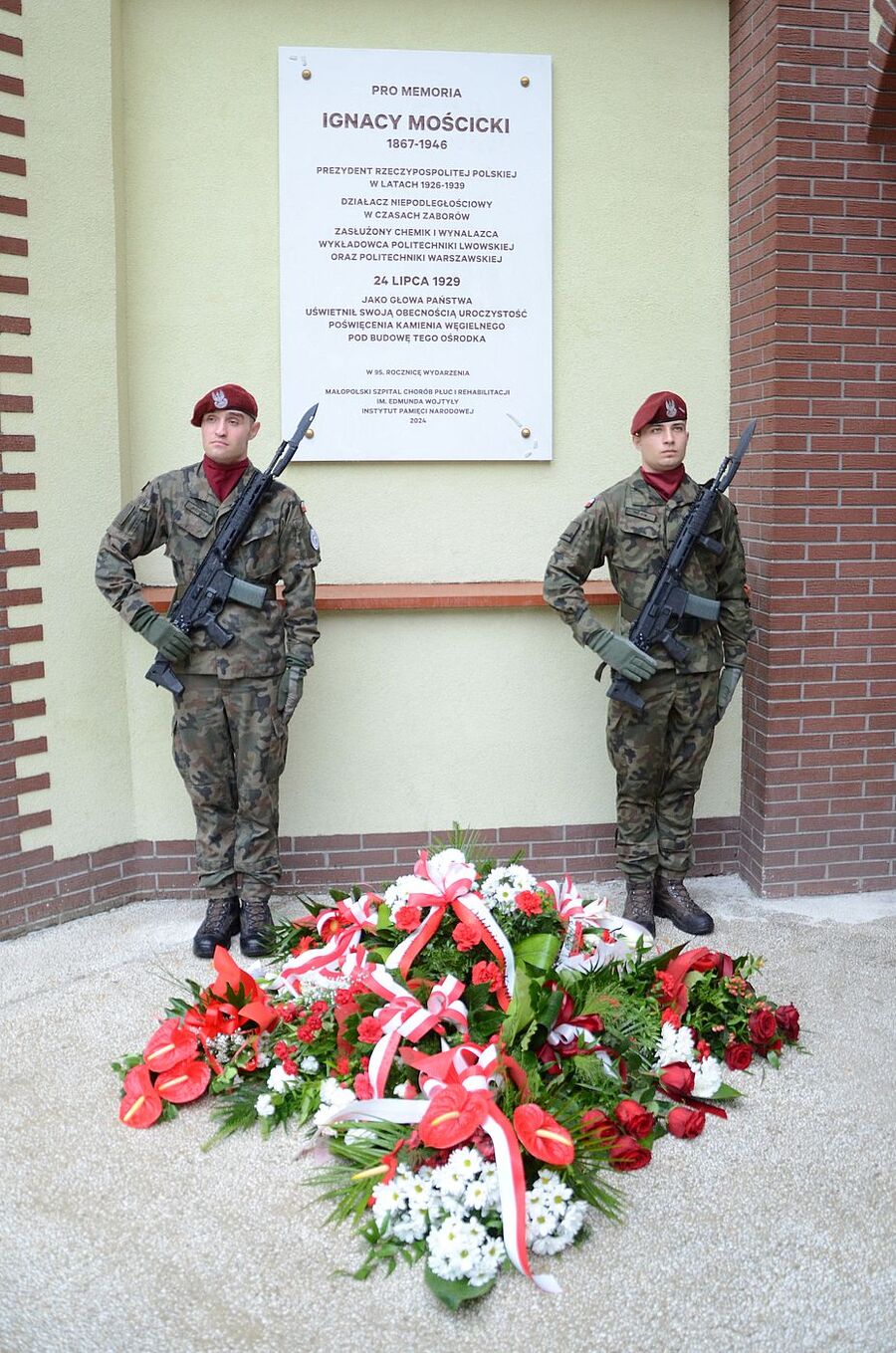 Jaroszowiec. Uroczystość odsłonięcia tablicy poświęconej Ignacemu Mościckiemu. Fot. Janusz Ślęzak (IPN)
