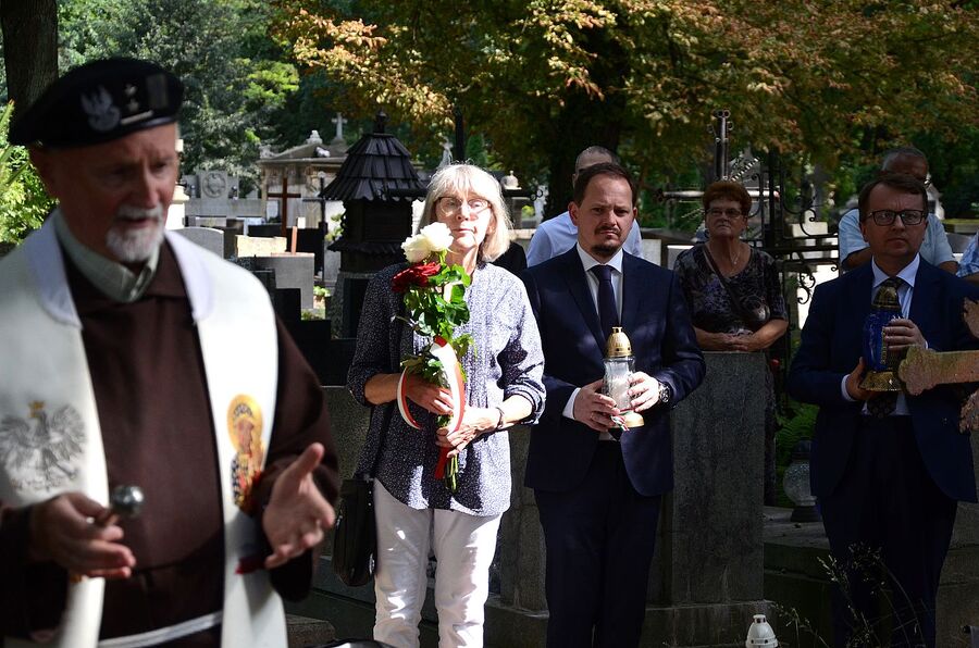 Krakowski IPN wyremontował groby powstańców warszawskich na cmentarzu Rakowickim. Fot. Janusz Ślęzak (IPN)