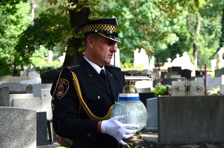 Krakowski IPN wyremontował groby powstańców warszawskich na cmentarzu Rakowickim. Fot. Janusz Ślęzak (IPN)