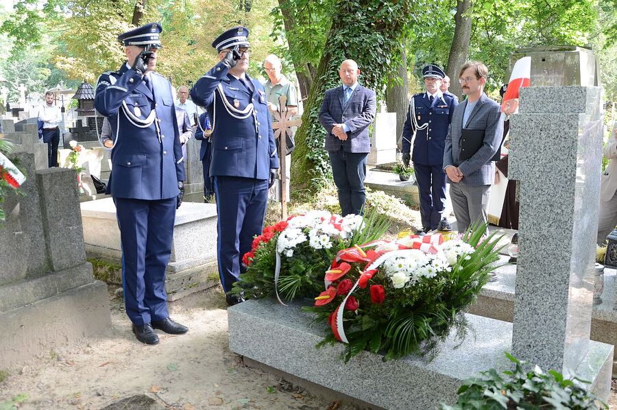 Krakowski IPN wyremontował groby powstańców warszawskich na cmentarzu Rakowickim. Fot. Janusz Ślęzak (IPN)