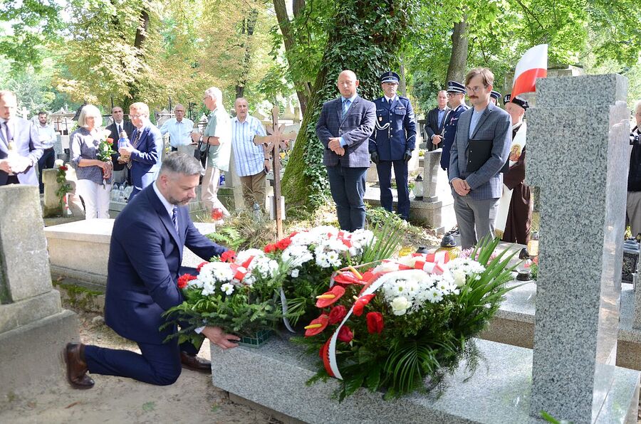 Krakowski IPN wyremontował groby powstańców warszawskich na cmentarzu Rakowickim. Fot. Janusz Ślęzak (IPN)