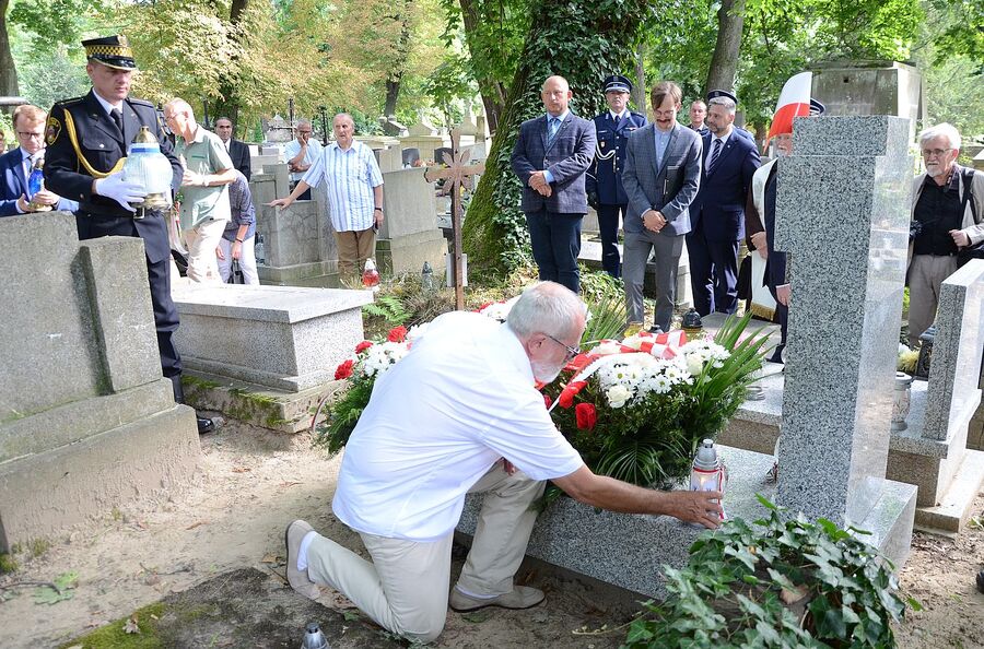 Krakowski IPN wyremontował groby powstańców warszawskich na cmentarzu Rakowickim. Fot. Janusz Ślęzak (IPN)