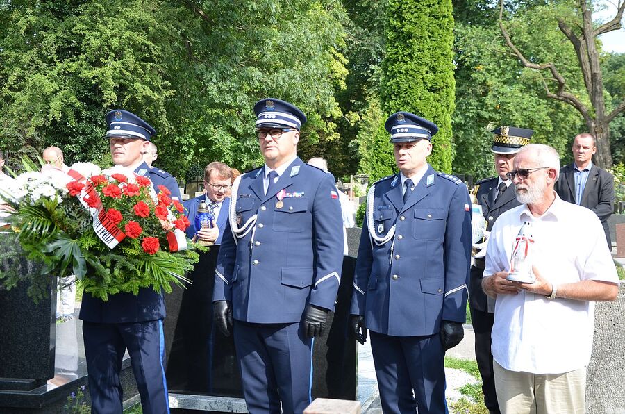 Krakowski IPN wyremontował groby powstańców warszawskich na cmentarzu Rakowickim. Fot. Janusz Ślęzak (IPN)