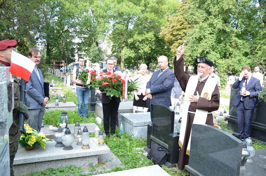Krakowski IPN wyremontował groby powstańców warszawskich na cmentarzu Rakowickim. Fot. Janusz Ślęzak (IPN)