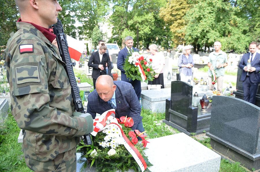 Krakowski IPN wyremontował groby powstańców warszawskich na cmentarzu Rakowickim. Fot. Janusz Ślęzak (IPN)