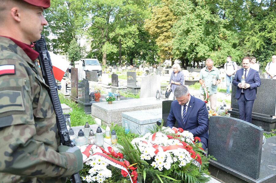 Krakowski IPN wyremontował groby powstańców warszawskich na cmentarzu Rakowickim. Fot. Janusz Ślęzak (IPN)