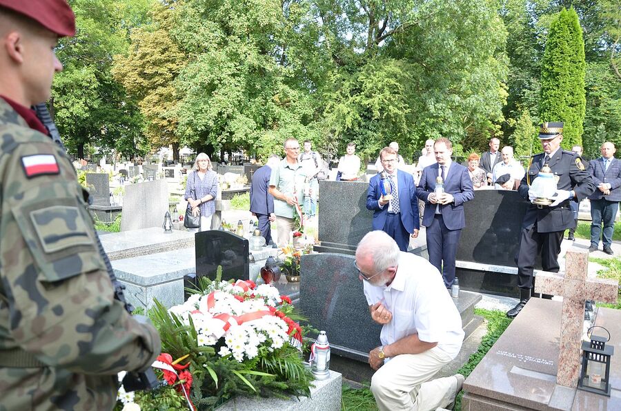 Krakowski IPN wyremontował groby powstańców warszawskich na cmentarzu Rakowickim. Fot. Janusz Ślęzak (IPN)