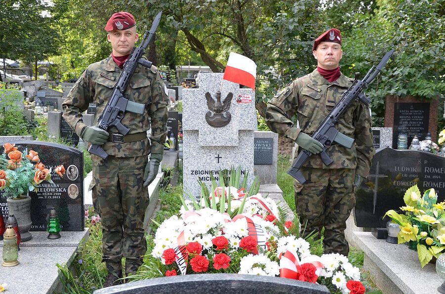 Krakowski IPN wyremontował groby powstańców warszawskich na cmentarzu Rakowickim. Fot. Janusz Ślęzak (IPN)