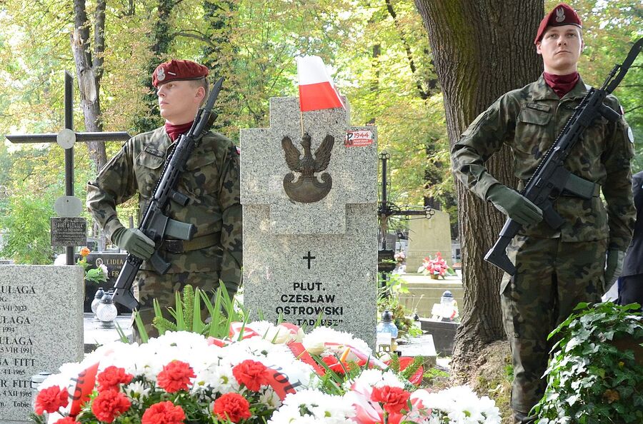 Krakowski IPN wyremontował groby powstańców warszawskich na cmentarzu Rakowickim. Fot. Janusz Ślęzak (IPN)