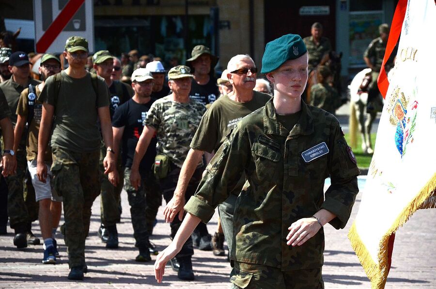 Uczestnicy Marszu Szlakiem Pierwszej Kompanii Kadrowej w Miechowie. Fot. Janusz Ślęzak (IPN)