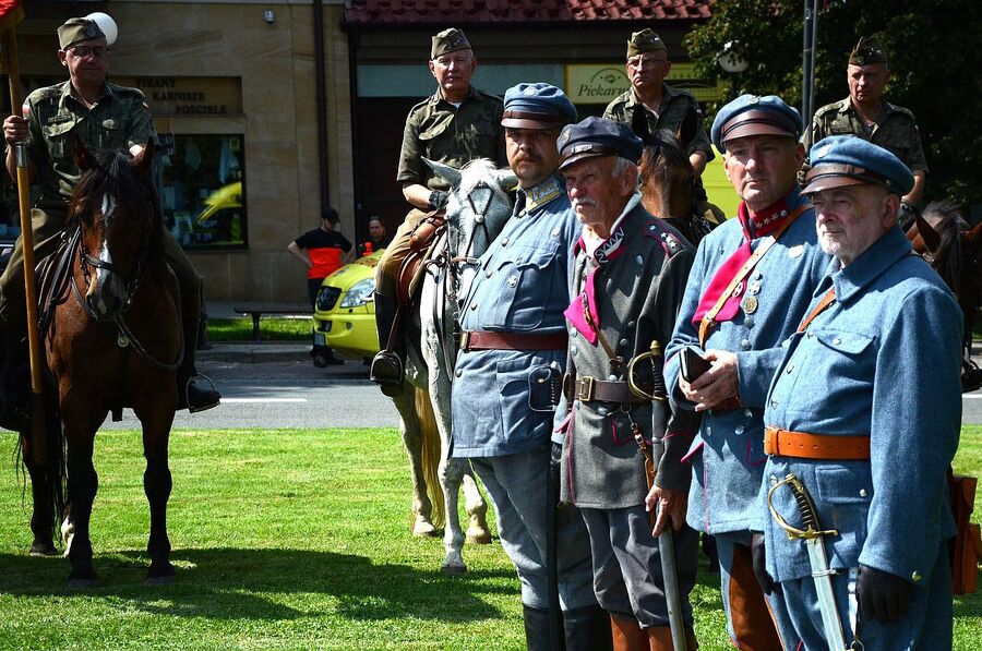 Uczestnicy Marszu Szlakiem Pierwszej Kompanii Kadrowej w Miechowie. Fot. Janusz Ślęzak (IPN)