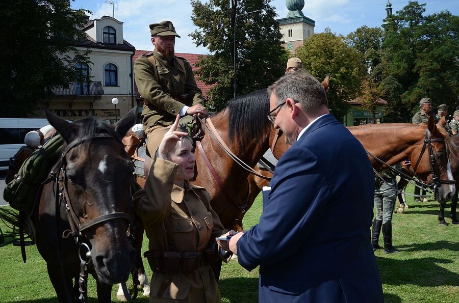 Uczestnicy Marszu Szlakiem Pierwszej Kompanii Kadrowej w Miechowie. Fot. Janusz Ślęzak (IPN)