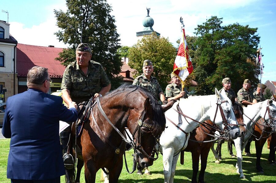Uczestnicy Marszu Szlakiem Pierwszej Kompanii Kadrowej w Miechowie. Fot. Janusz Ślęzak (IPN)