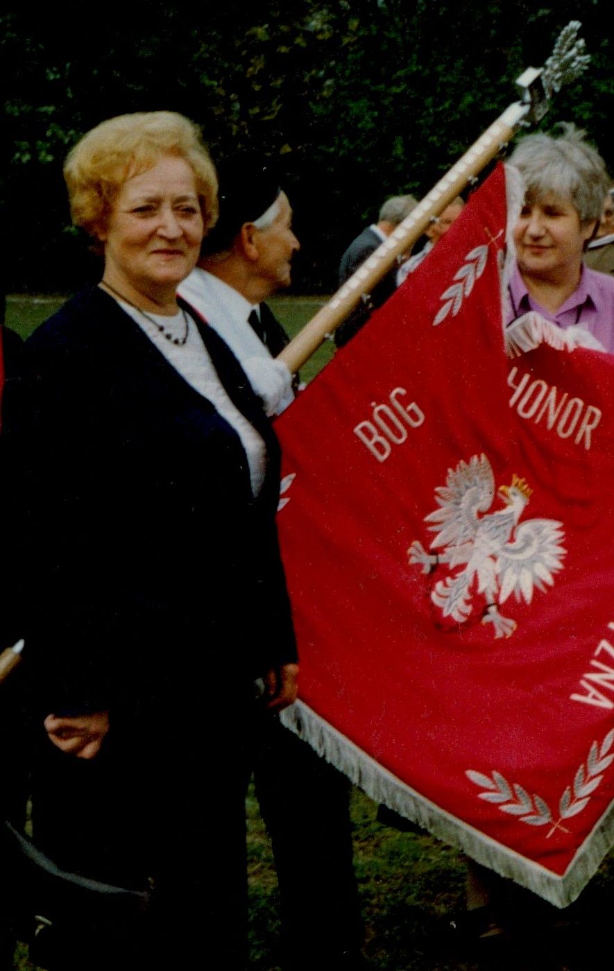 Helena Oremus przy sztandarze Związku Więźniów Politycznych Okresu Stalinowskiego. Lata 90. XX wieku
