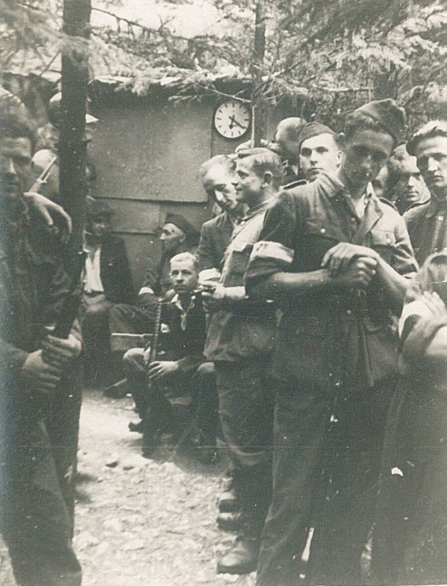 Partyzanci „Hardego” w obozie przy gajówce „Psiarskie”. Fot. Muzeum AK