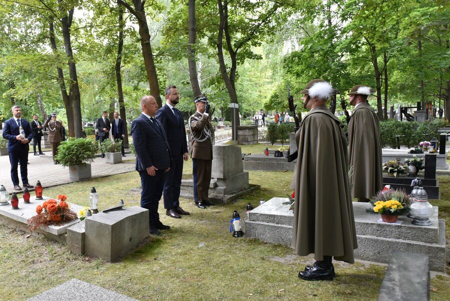 Zapal znicz pamięci na grobach Westerplatczyków