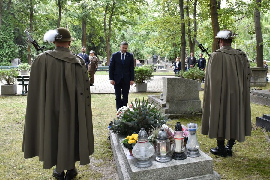 Zapal znicz pamięci na grobach Westerplatczyków