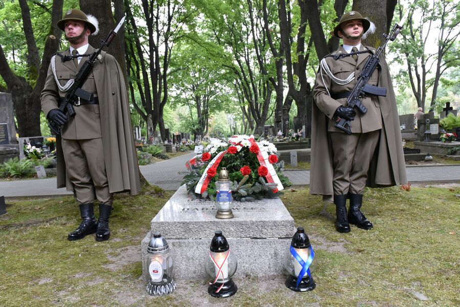 Zapal znicz pamięci na grobach Westerplatczyków