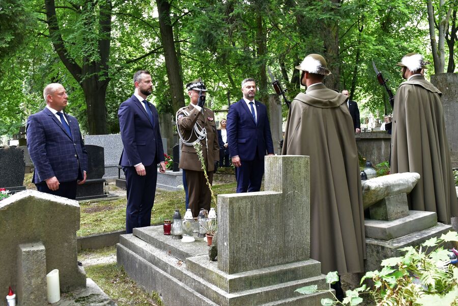 Zapal znicz pamięci na grobach Westerplatczyków