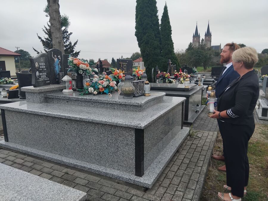 Znicze na grobie Mieczysława Łaty. Fot. Marcin Krzek-Lubowiecki (IPN)