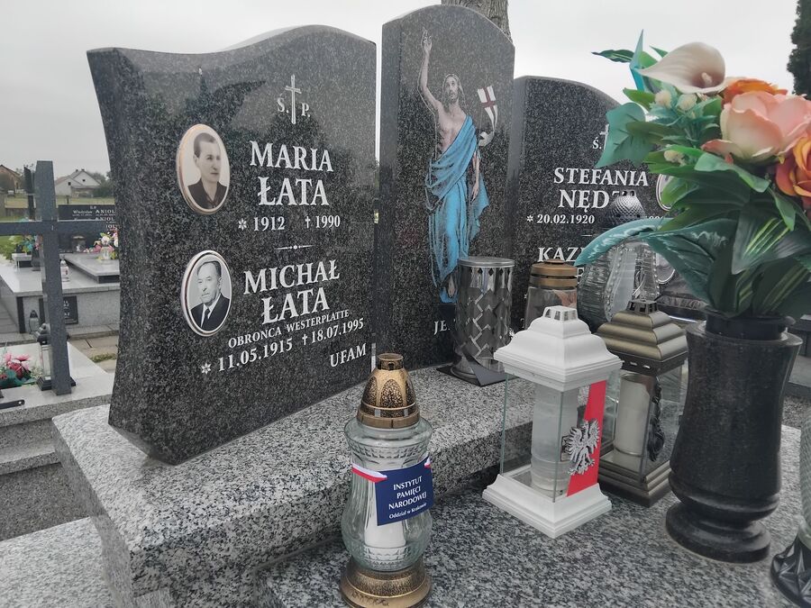 Znicze na grobie Mieczysława Łaty. Fot. Marcin Krzek-Lubowiecki (IPN)