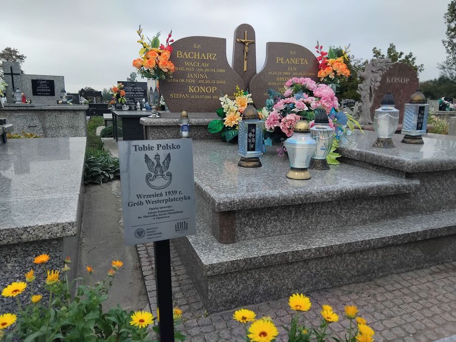 Znicz na grobie śp. Wacława Bacharza