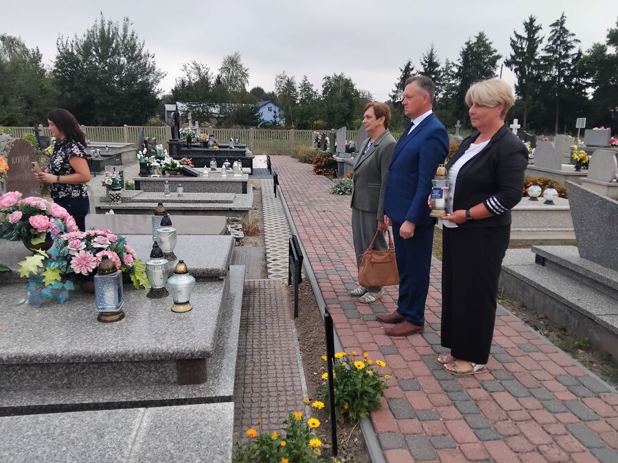 Znicz na grobie Wacława Bacharza