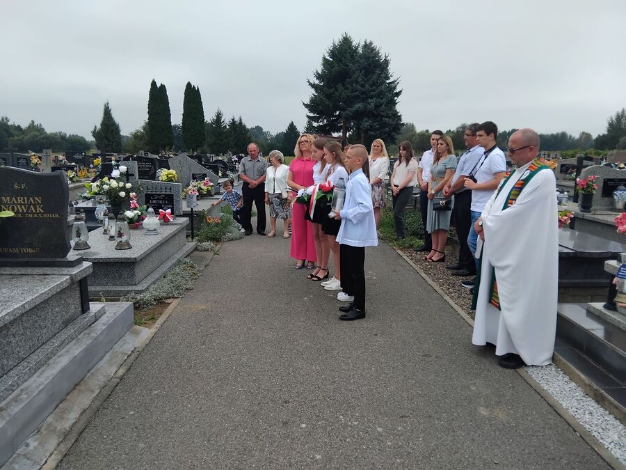 Znicze na grobie Bronisława Drobka