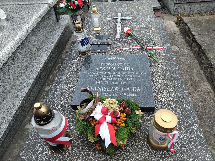 Znicze na grobie Stefana Gajdy