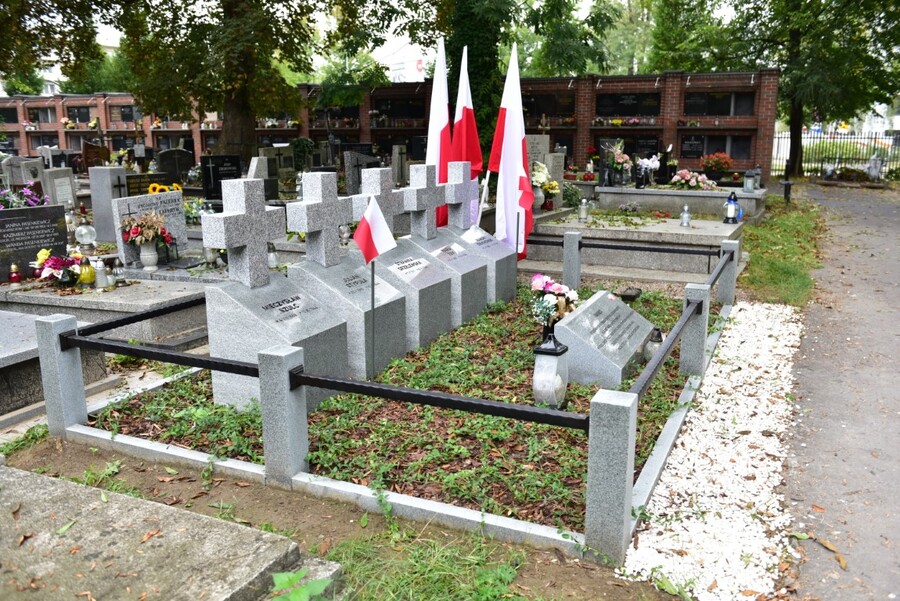 Poświęcenie nowych nagrobków na zbiorowej mogile uchodźców z Warszawy. Fot. Żaneta Wierzgacz (IPN)