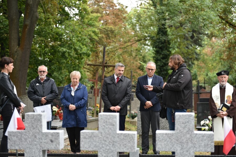 Poświęcenie nowych nagrobków na zbiorowej mogile uchodźców z Warszawy. Fot. Żaneta Wierzgacz (IPN)