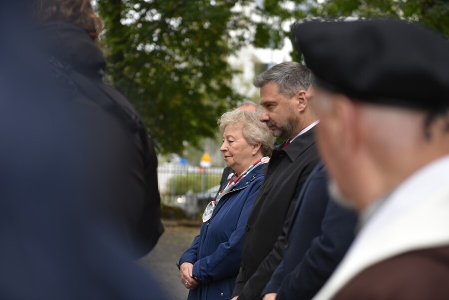 Poświęcenie nowych nagrobków na zbiorowej mogile uchodźców z Warszawy. Fot. Żaneta Wierzgacz (IPN)