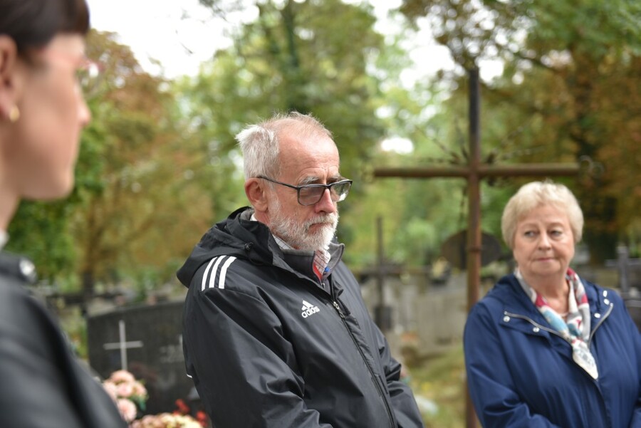 Poświęcenie nowych nagrobków na zbiorowej mogile uchodźców z Warszawy. Fot. Żaneta Wierzgacz (IPN)