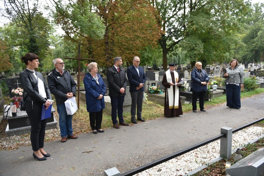 Poświęcenie nowych nagrobków na zbiorowej mogile uchodźców z Warszawy. Fot. Żaneta Wierzgacz (IPN)