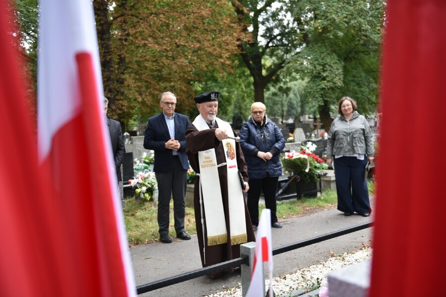 Poświęcenie nowych nagrobków na zbiorowej mogile uchodźców z Warszawy. Fot. Żaneta Wierzgacz (IPN)