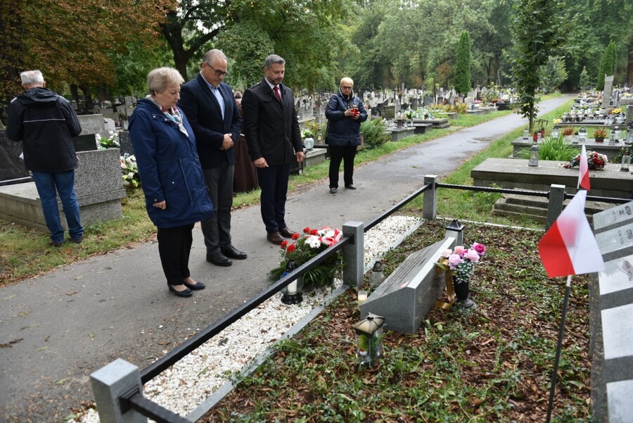 Poświęcenie nowych nagrobków na zbiorowej mogile uchodźców z Warszawy. Fot. Żaneta Wierzgacz (IPN)