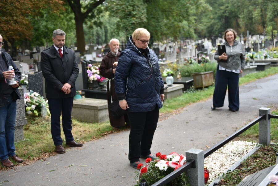 Poświęcenie nowych nagrobków na zbiorowej mogile uchodźców z Warszawy. Fot. Żaneta Wierzgacz (IPN)
