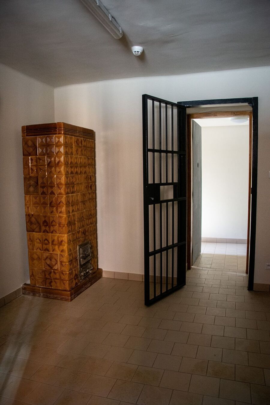 Zachowano jedną z cel dawnego aresztu śledczego. Fot. IPN