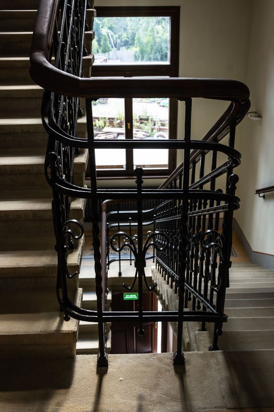 Kuta balustrada schodów z oryginalnym dębowym pochwytem. Fot. IPN