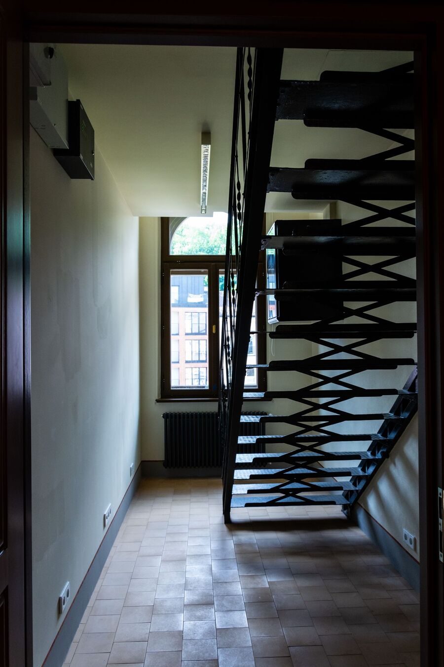 Oryginalne stalowe schody z początku XX wieku. Fot. IPN