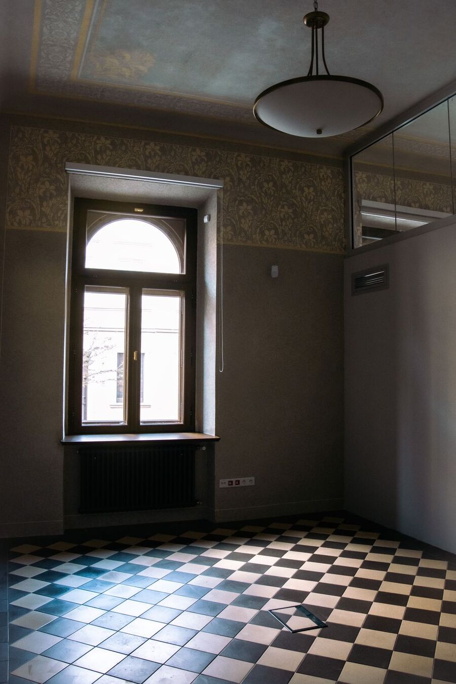Zachowano i częściowo odtworzono pierwotne płytki na posadzkach. Fot. IPN