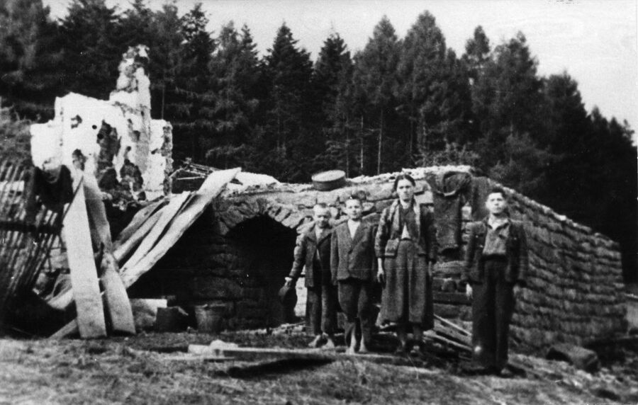 Tereny Wiśniowej, Lipnika i Zasani po niemieckiej pacyfikacji z 18 września 1944 r. Zdjęcia wykonał oficer AK, por. Karol Orell „Anton”. Fot. ze zbiorów IPN