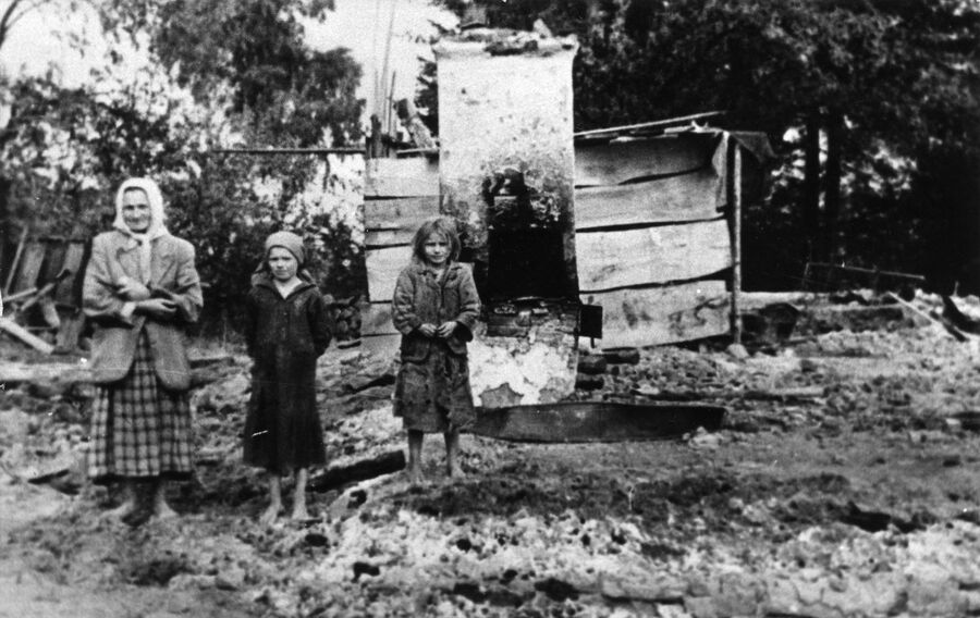 Tereny Wiśniowej, Lipnika i Zasani po niemieckiej pacyfikacji z 18 września 1944 r. Zdjęcia wykonał oficer AK, por. Karol Orell „Anton”. Fot. ze zbiorów IPN