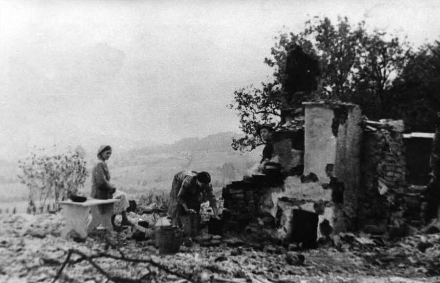 Tereny Wiśniowej, Lipnika i Zasani po niemieckiej pacyfikacji z 18 września 1944 r. Zdjęcia wykonał oficer AK, por. Karol Orell „Anton”. Fot. ze zbiorów IPN