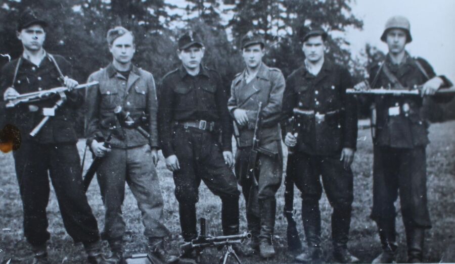 Partyzanci z ODB „Jastrzębski”. Fot. z albumu pamiątkowego ODB „Jastrzębski”, w zbiorach Oddziału IPN w Krakowie