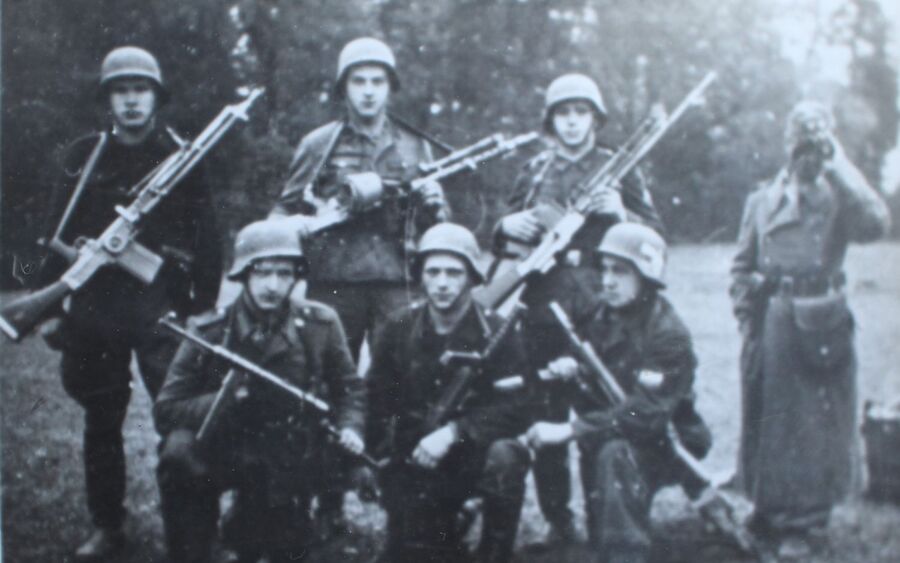 Partyzanci z ODB „Jastrzębski”. Fot. z albumu pamiątkowego ODB „Jastrzębski”, w zbiorach Oddziału IPN w Krakowie