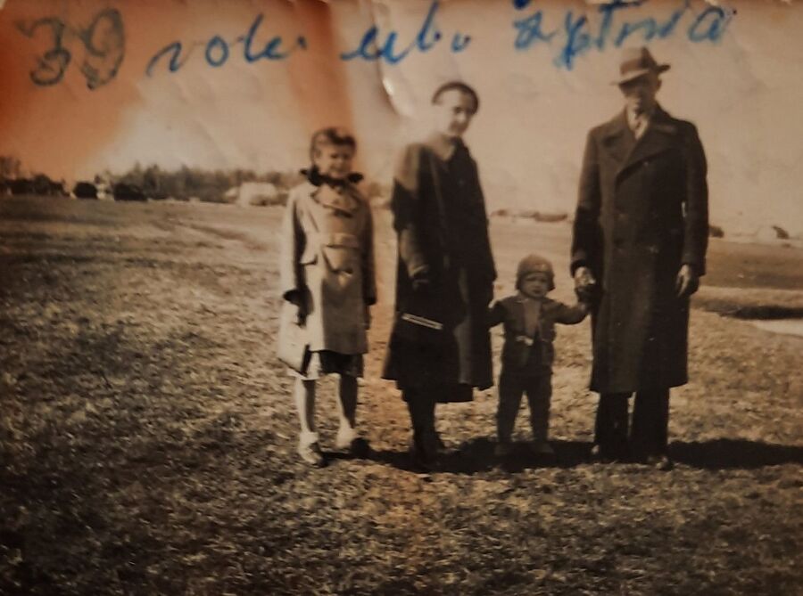 Józef Kałabun z żoną Stefanią i dziećmi. Ul. Żytnia w Siedlcach. Fot. ze zbiorów rodzinnych