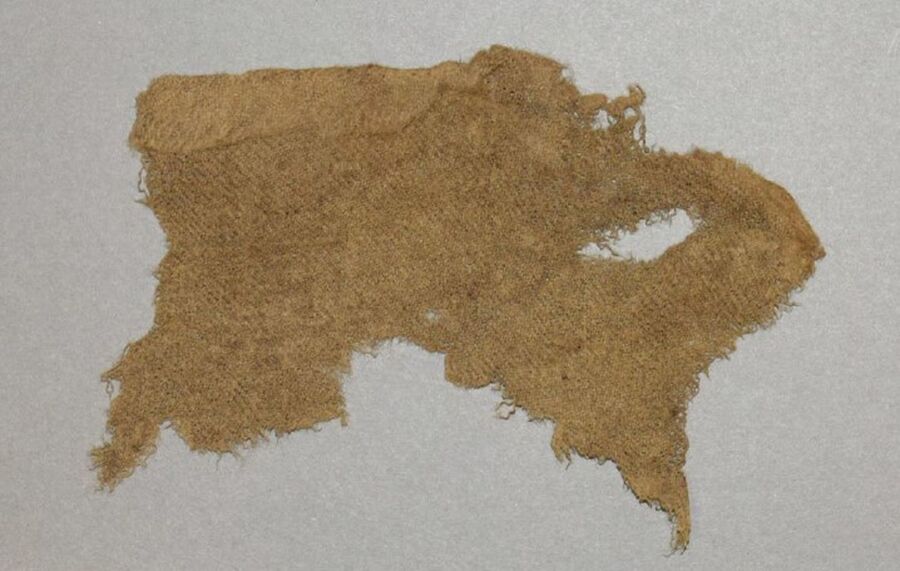 Fragment materiału drelichowego znalezionego przy szczątkach Edwarda Szwejkowskiego „Łotra”. Fot. Agnieszka Żydzik-Białek